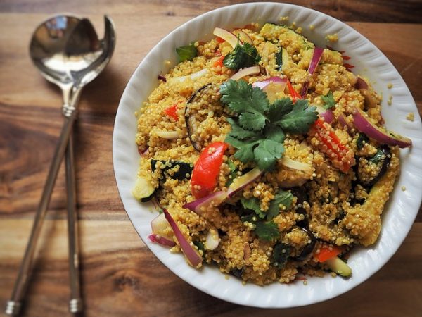 salada de quinoa 600x450 - OS BENEFÍCIOS DA QUINOA UM SUPER ALIMENTO PARA A SAÚDE